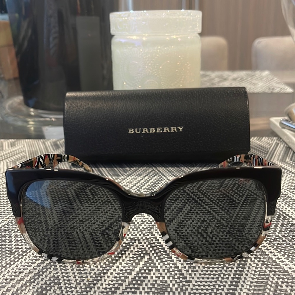 FUN BURBERRY SUNGLASSES!  Just in time for summer! *100% AUTHENTIC!*